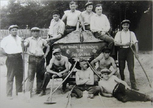 Zeitdokument, Sportplatzbau 1934 stehend v.l.n.r. Franz Höchst, Albert Georg, Eugen Burgard, Alfons Roth, Johann Pirrung, Ludwig Ruffing, Robert Braß, vorne sitzend Hugo Braß, Ernst Knerr, Franz Rischar, Ewald Altherr