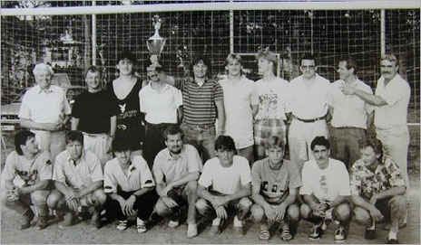 Stadtmeister 1.M 1989 stehend v.l.n.r. Stadtverbandspräsident Kopper, Stadtverbandsabteilungsleiter Stein, Loev, Yoltag, Schackmar, Donauer, Lenz, Lauterbach, Trainer Gerwald, Betreuer Donauer, kniend Neuhäuser, Kirsch,Akyol, Reichhart, Eilts, Duppe,