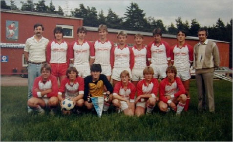 A-Jugend 1983/84 - Aufstieg in die Verbandsliga, stehend v.l.n.r. Jugendleiter Ecker, Wenkemann, Welsch, Seichter, Lucan, Roth, Bortscher, Riefer, Trainer Kleemann, kniend, Kahlert, Donauer, Skwara, Weidmann, Bissmann, Glutting